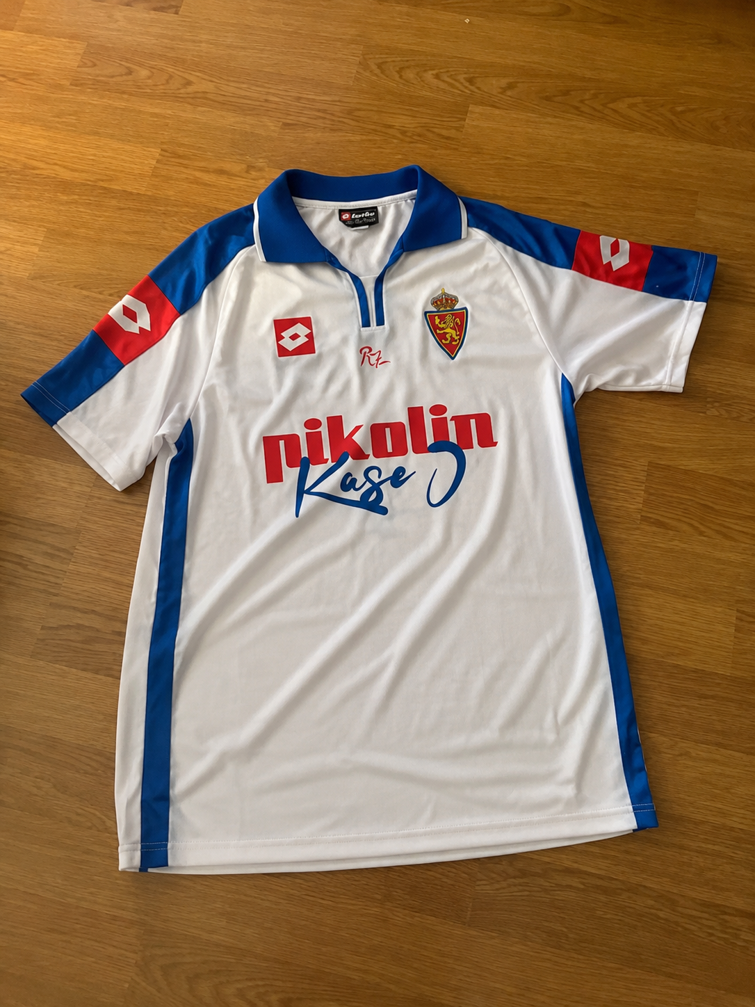 Foto de Javier López con su camiseta