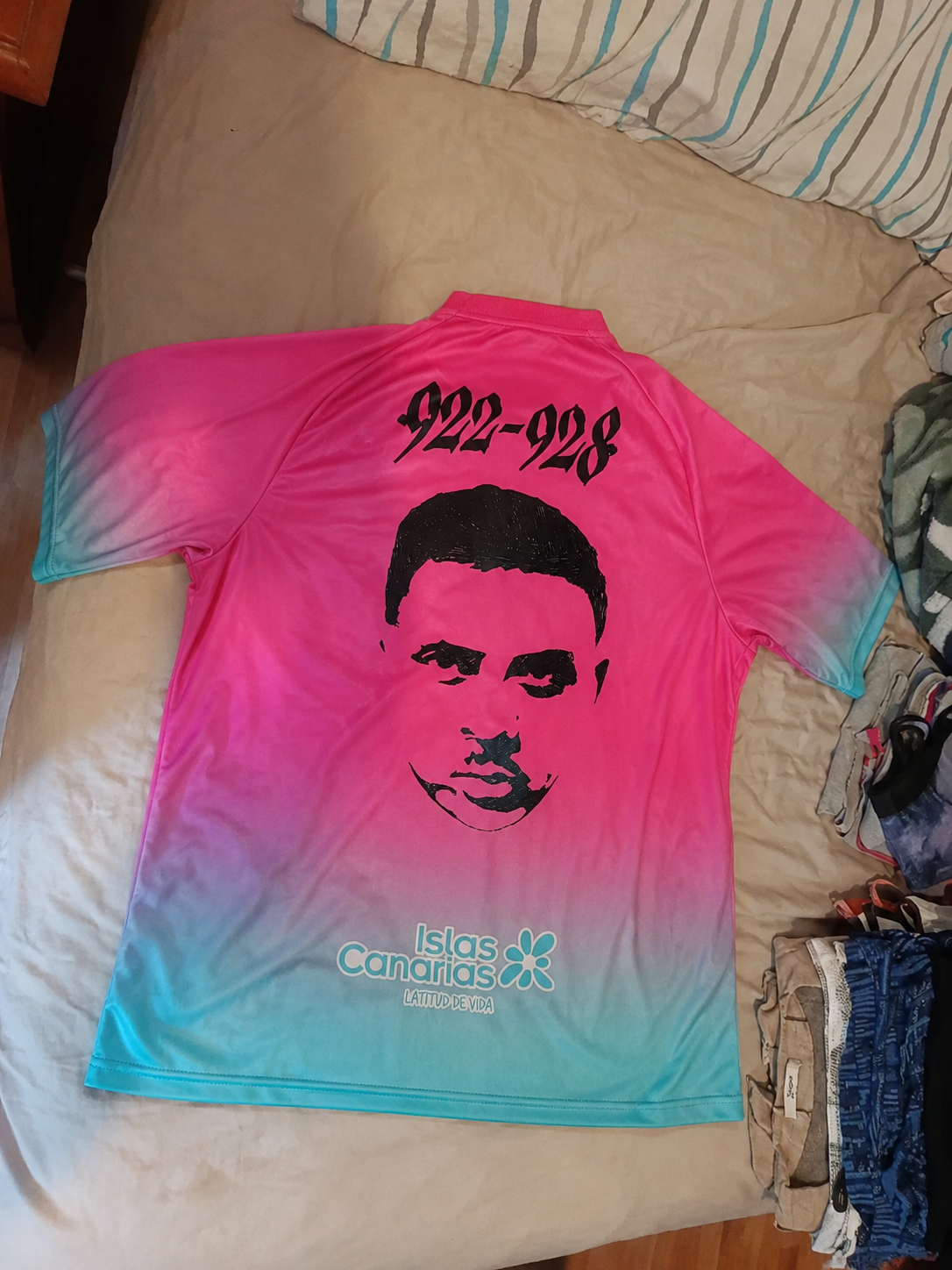 Foto de Javier Torres con su camiseta
