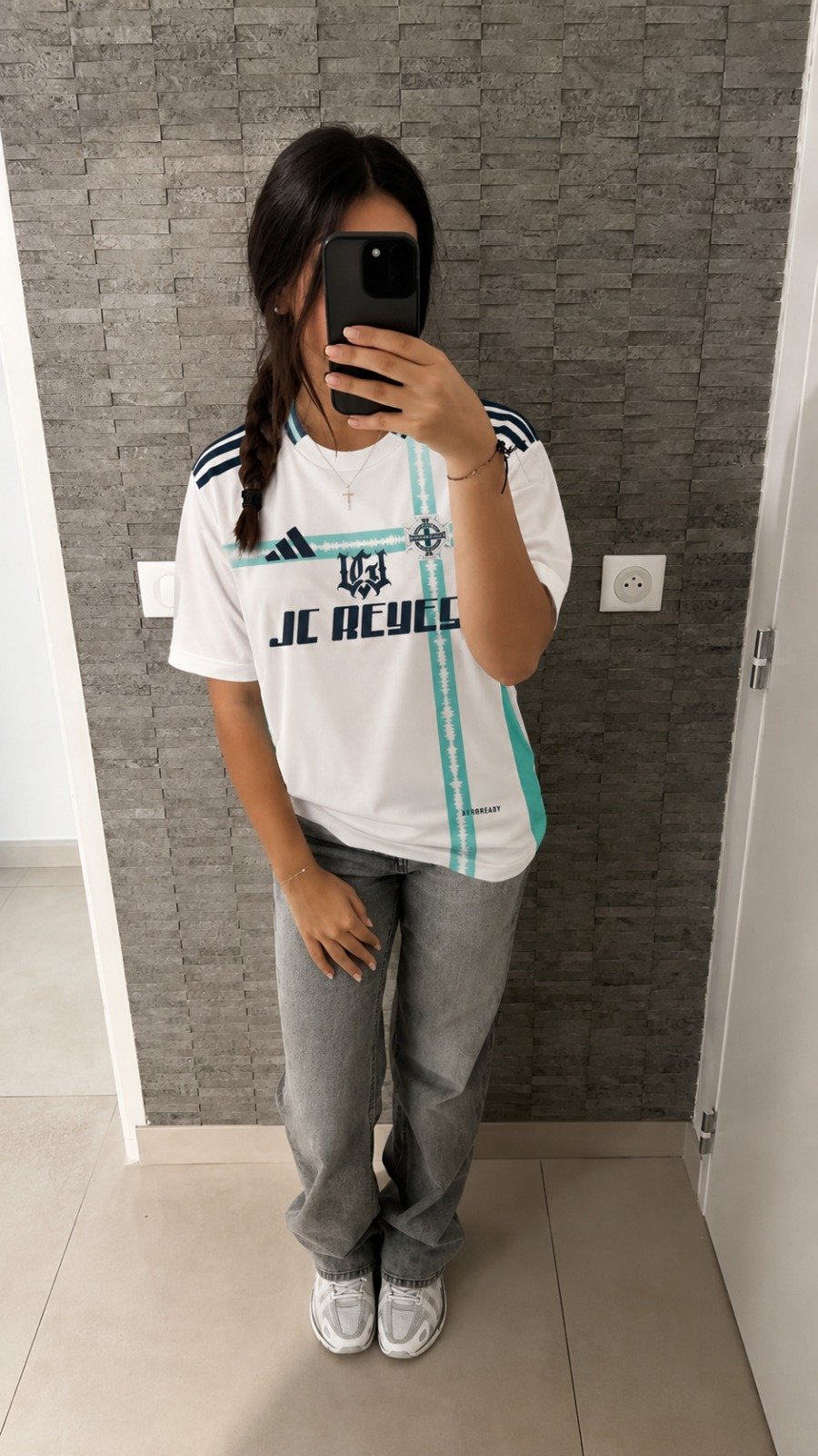 Foto de Claudia Hernández con su camiseta
