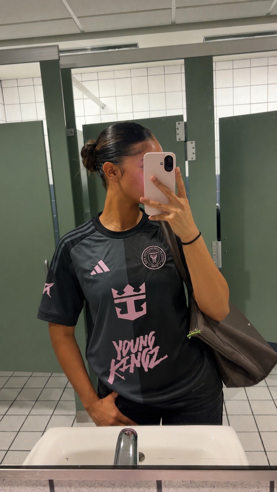 Foto de Álvaro Romero con su camiseta