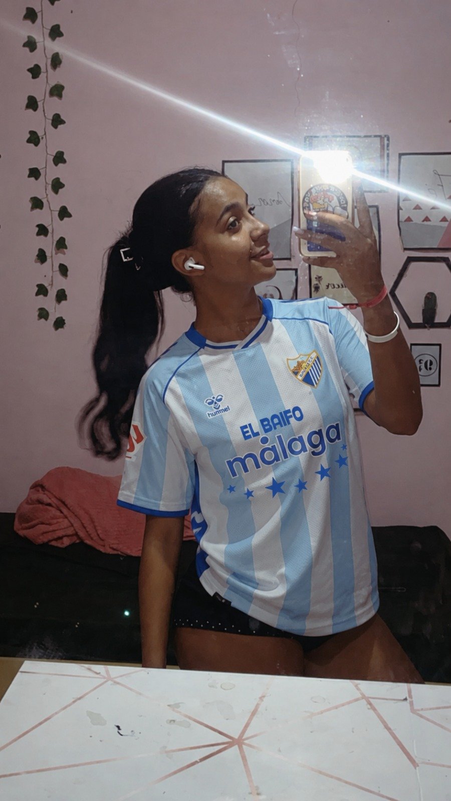 Foto de Elena Gómez con su camiseta