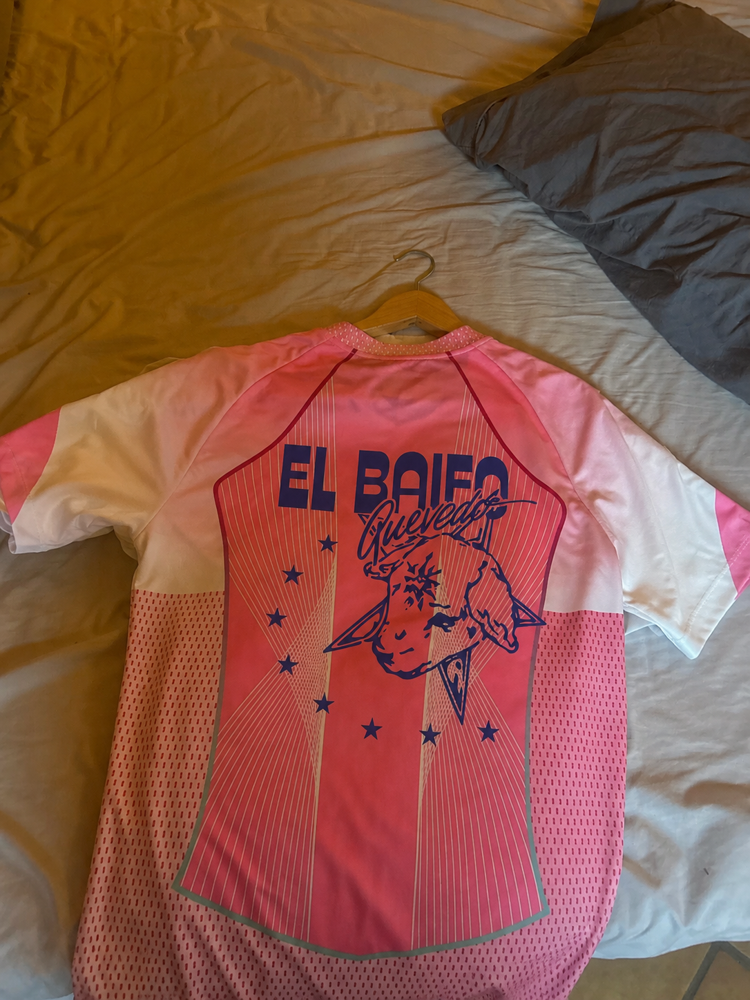 Foto de Adrián Navarro con su camiseta